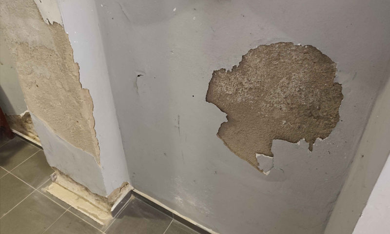 Mokré fleky na zdivu